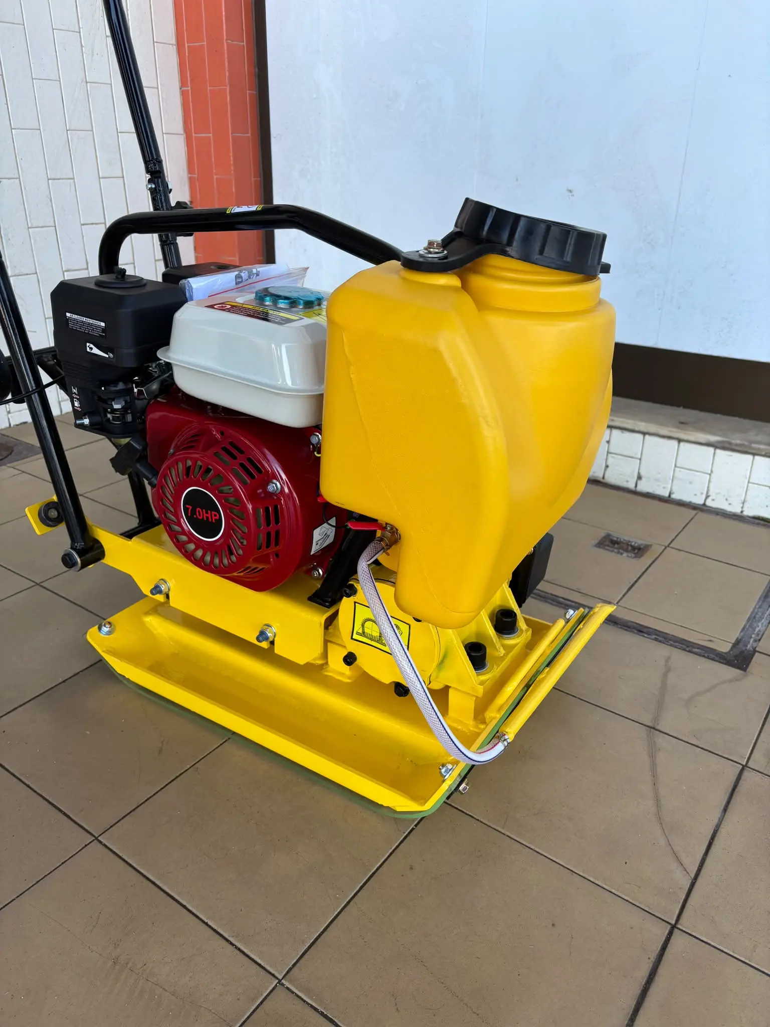 Placa Compactadora Vibratória a Gasolina NB1002 – 7HP | 11KN | 60kg | Com Depósito de Água