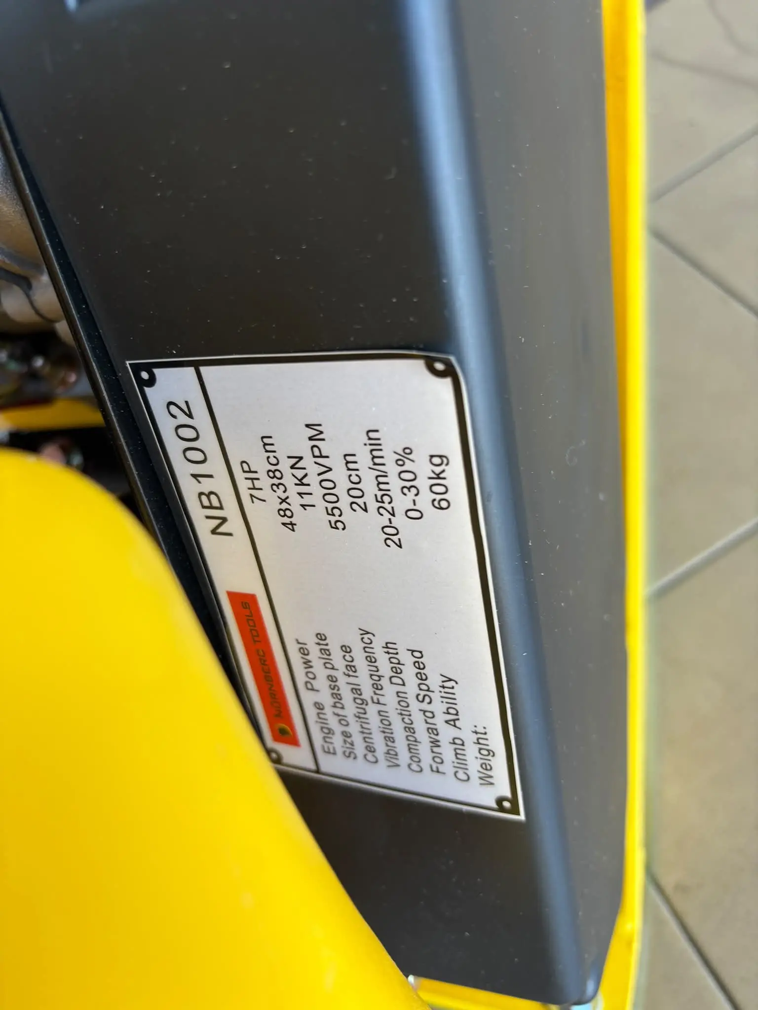 Placa Compactadora Vibratória a Gasolina NB1002 – 7HP | 11KN | 60kg | Com Depósito de Água - Image 3