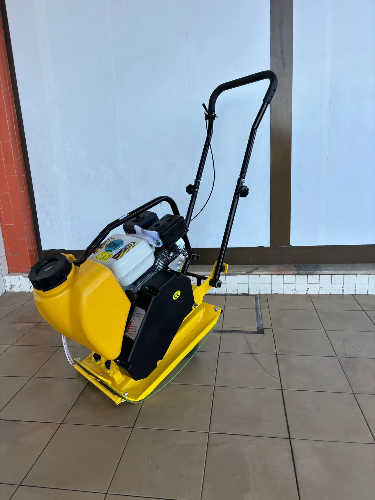 Placa Compactadora Vibratória a Gasolina NB1002 – 7HP | 11KN | 60kg | Com Depósito de Água - Image 2